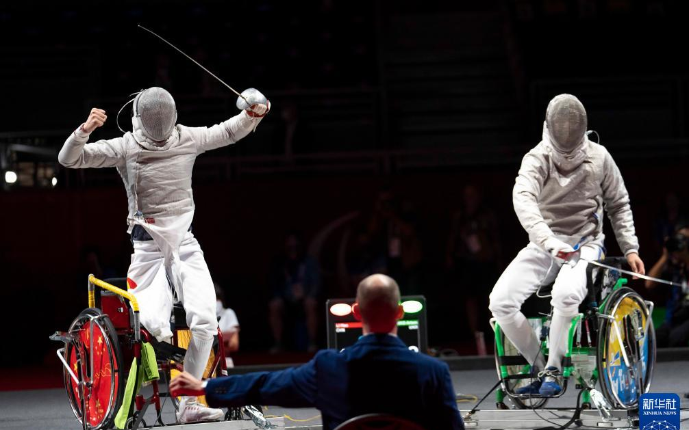 轮椅击剑选手李豪夺得东京残奥会首枚金牌